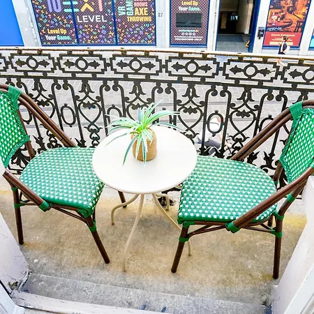 Lovely With View At Vibrant Ghent, Breezy Balcony ヘント