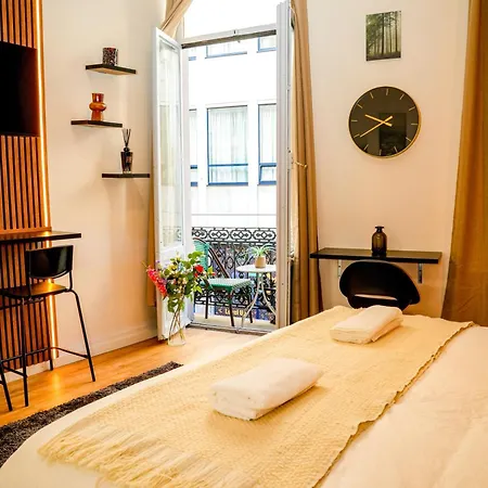 Lovely With View At Vibrant Ghent, Breezy Balcony ヘント