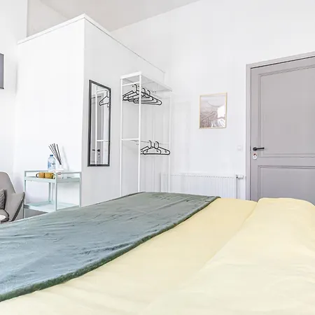 Appartement Lovely With View At Vibrant Ghent, Breezy Balcony *